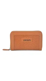 Billetera mediana color beige con textura croco, cierre alrededor y logo Lincoln's.