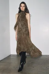 Vestido midi de viscosa con estampado animal print, cuello halter ajustable con lazos en la espalda y bajo asimétrico.