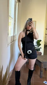 Mini short negro de lycra con pretina doble para ajustar el tiro.