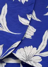Falda midi de viscosa color azul con estampado floral blanco, de corte recto y tiro medio, con detalle de nudo en la cintura y goma elástica.