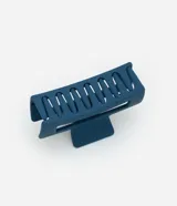 Pinza para el pelo rectangular de plástico color verde oliva con textura gomosa.