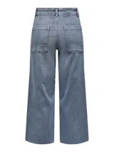 Pantalón de jean celeste, de tiro alto, corte wide leg y largo cropped.