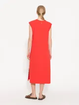 Túnica roja de algodón con estampado y bordado en el frente, corte amplio, largo midi y tajos laterales.