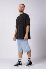 Remera marrón de algodón rústico con corte oversize, mangas cortas y costuras al corte.