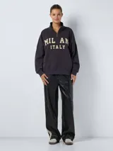 Sudadera gris oscuro con cuello alto con cierre de cremallera y estampado frontal con la inscripción "MILAN ITALY" en letras color crema.