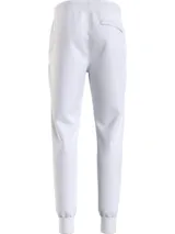 Pantalón de jogging gris claro de corte recto y cónico, con cintura elástica ajustable con cordón, bolsillos laterales y trasero. Logo de la marca bordado en el lateral.
