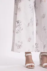Pantalón palazzo de tiro alto con estampado de dibujos lineales en tonos pastel.