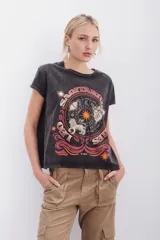 Remera negra de algodón con estampa esotérica en el frente con detalles en foil y tinta a contratono.