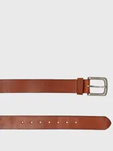 Cinturón de cuero color marrón con hebilla metálica plateada.