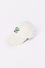 Gorra de béisbol color crudo con bordado frontal en verde con la inscripción "Brooklyn Est. 1631 New York".