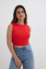 Top tejido de punto color rojo, sin mangas y con cuello redondo.