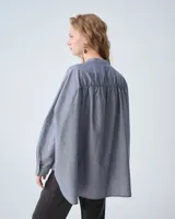 Camisa celeste de poplin paper italiano, corte oversize, hombros caídos y mangas largas. Tiene cuello mao y cierre frontal con botones.