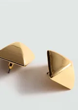 Par de aros dorados con forma de pirámide cuadrada.