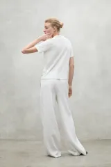 Camiseta color gris claro de lino, con cuello polo y mangas cortas.