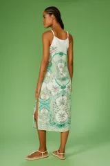 Vestido largo con estampado de azulejos en tonos verdes, amarillos y blancos. Tiene tirantes finos y corte suelto.