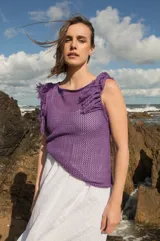 Musculosa tejida color violeta con diseño calado y flecos en los hombros.