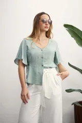 Camisa blanca de mangas cortas con botones.