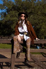Pantalón palazzo de seda fría con estampado animal print de leopardo. Tejido liviano y cómodo con elasticidad en ambos sentidos.