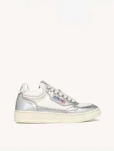 Zapatillas de mujer de estilo retro inspiradas en los años 80, con parte superior de malla blanca y piel plateada, puntera de malla y cuello acolchado.