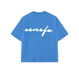 Remera celeste de corte boxy con mangas cortas y cuello redondo. Estampado en la espalda con la palabra "nenefa" en cursiva blanca.