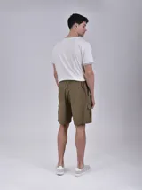 Bermuda color verde militar con cintura elastizada y cordón ajustable.