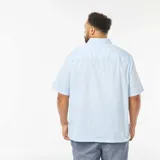 Camisa celeste de manga corta con cuello clásico y cierre con botones.