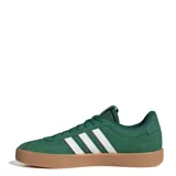 Championes de hombre Adidas modelo VL Court 3.0, color verde bosque con tres franjas laterales blancas ribeteadas en color vino. Poseen capellada de gamuza y suela de caucho color goma natural.