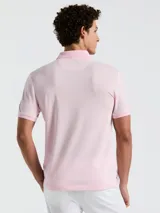 Polo rosa de piqué de algodón orgánico, corte recto y logo bordado en el pecho.