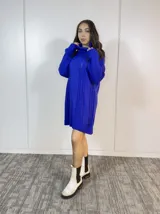 Vestido tipo sweater tejido de acrílico color azul rey, con cuello alto y diseño trenzado.