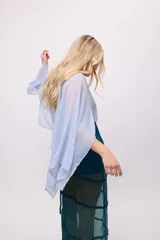 Poncho de gasa color celeste, de talle único.
