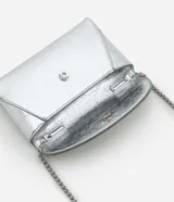 Cartera tipo billetera plateada de poliuretano con superficie metalizada y cierre sobre con botón. Incluye correa de cadena fina color níquel.