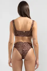 Top de bikini cuadrado estilo bandeau con breteles anchos, confeccionado en tejido jacquard felino con acabado brillante que aporta textura y sofisticación. Cuenta con almohadillas removibles y protección UV50.