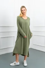 Vestido largo de tejido acanalado color verde oliva, con capucha, escote en V y mangas largas. Presenta bolsillos laterales y aberturas en los bajos.