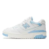 Championes New Balance 550 de cuero blanco con detalles en celeste.