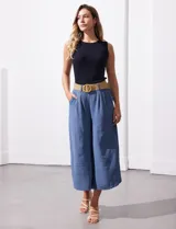 Pantalón capri de gasa bambula color negro, marca Dictionary. Tiene pretina ancha elastizada en la parte trasera, bolsillos delanteros y pierna ancha. Incluye cinturón de rafia con hebilla redonda.