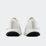 Championes para running New Balance Fresh Foam X Evoz V4, color blanco con detalles en gris y suela con detalles en marrón y negro.