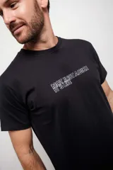 Remera negra de manga corta con estampa fotográfica en la espalda de un ciclista haciendo acrobacias.
