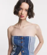 Top strapless de jean con recortes y botones frontales.