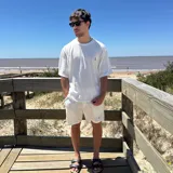 Remera blanca de tejido texturizado con cuello redondo y manga corta.