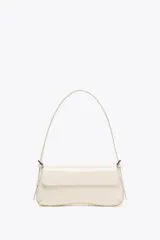 Bolso de hombro color crema con efecto acharolado, solapa con cierre magnético y asa ajustable.