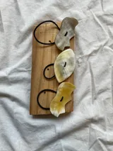 Set de tres coleros con apliques de guampa en tonos claros.
