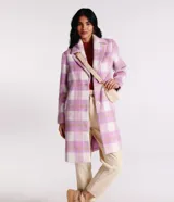 Saco largo de poliéster con estampado de cuadros lilas y blancos, cuello solapa, manga larga y cierre con botones.