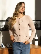 Cardigan tejido color beige, marca Ninety. Escote a la base y abertura central con botones metálicos. Delantera con bolsillos simulados.