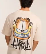 Remera color crema de corte relajado, cuello redondo y manga corta. Estampado frontal con el personaje de Garfield.