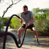 Remera de manga corta a rayas horizontales blancas y negras, con cuello redondo negro.