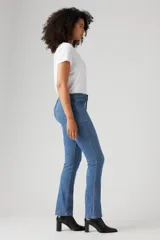 Jeans Levi's 314 Shaping Straight de tiro medio, corte recto, ajustado en cadera y muslos. Confeccionado con tecnología Levi's Sculpt Hypersoft, con tela suave y stretch de soporte.