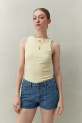 Musculosa celeste de algodón con escote cuadrado y breteles anchos.