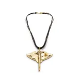 Colgante con dije de mantarraya de aleación de metales bañado en oro 18k y cordón de cuero negro.