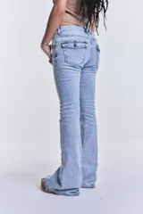Pantalón de jean celeste, corte oxford, tiro bajo y bolsillos traseros con botón.
