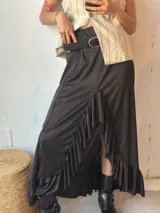 Falda larga negra con volados y abertura lateral.